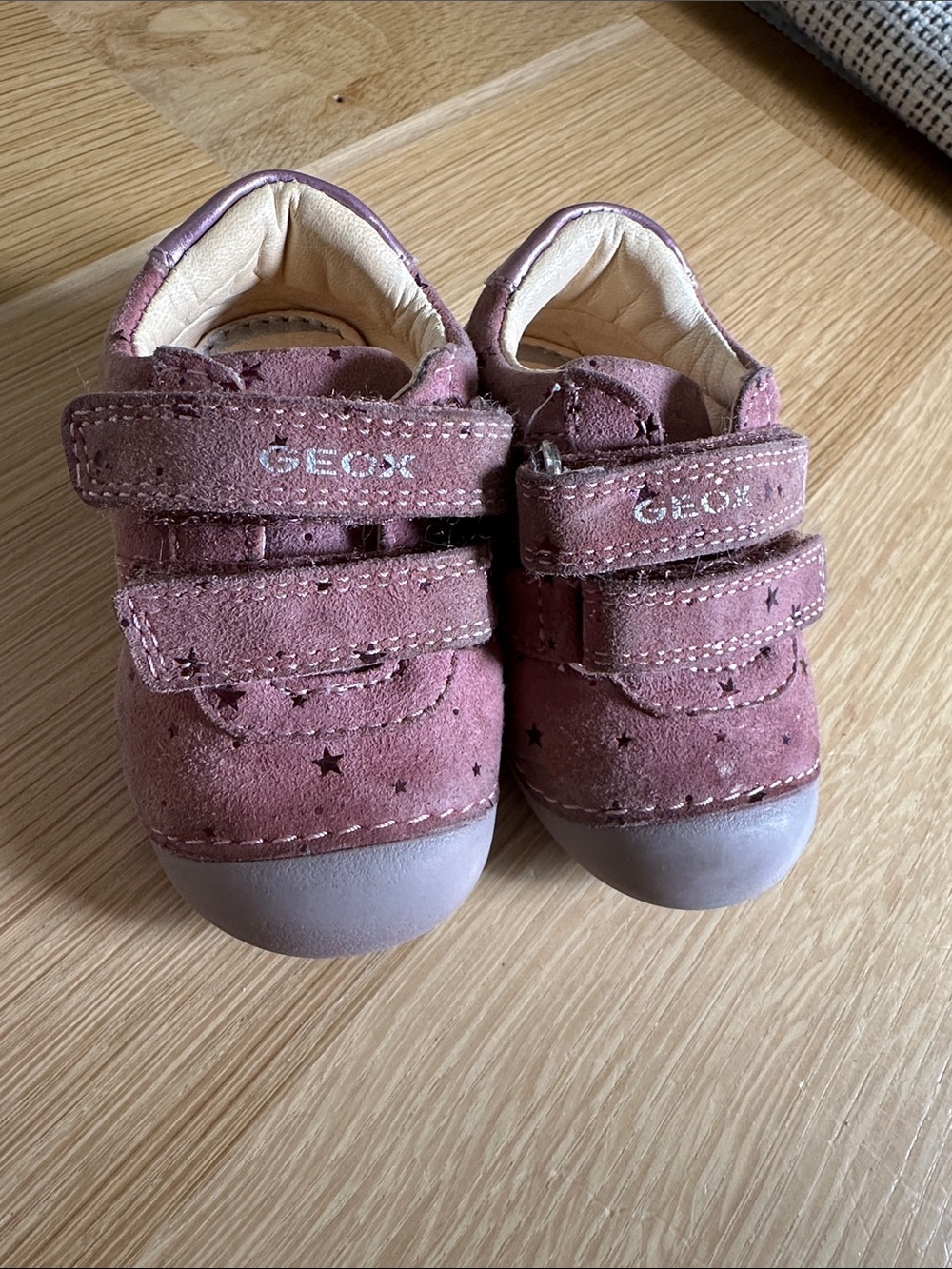 Geox Girls Mauve Suede Star Hook-and-Loop Sneakers